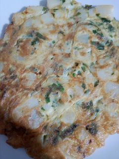 Una foto de Tortilla de papas, con verdeos!!!!🌹