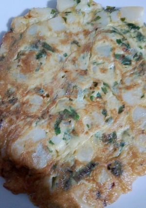 Una foto de Tortilla de papas, con verdeos!!!!🌹