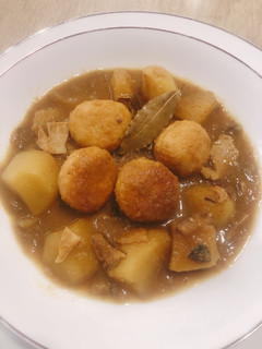 Una foto de Albóndigas con setas y patatas