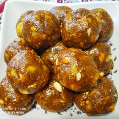 A picture of Maize Roti Ladoo.