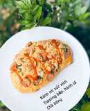 Bánh mì xúc xích topping bắp, hành lá, chà bông