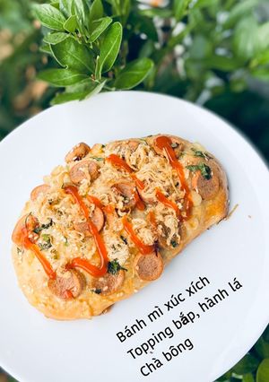 Hình của món Bánh mì xúc xích topping bắp, hành lá, chà bông.