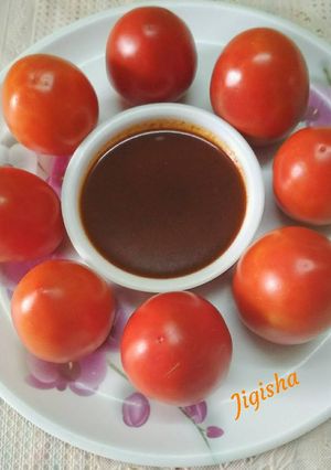 A picture of Khajur aur imli ki meethi chutney.