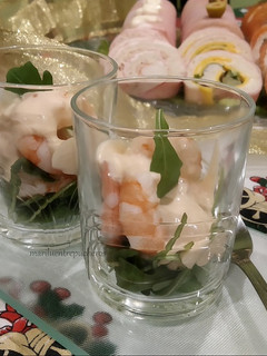Una foto de Chupitos de langostinos y rúcula