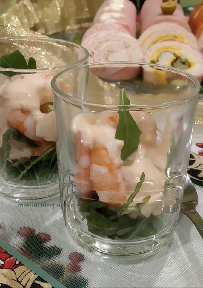 Una foto de Chupitos de langostinos y rúcula
