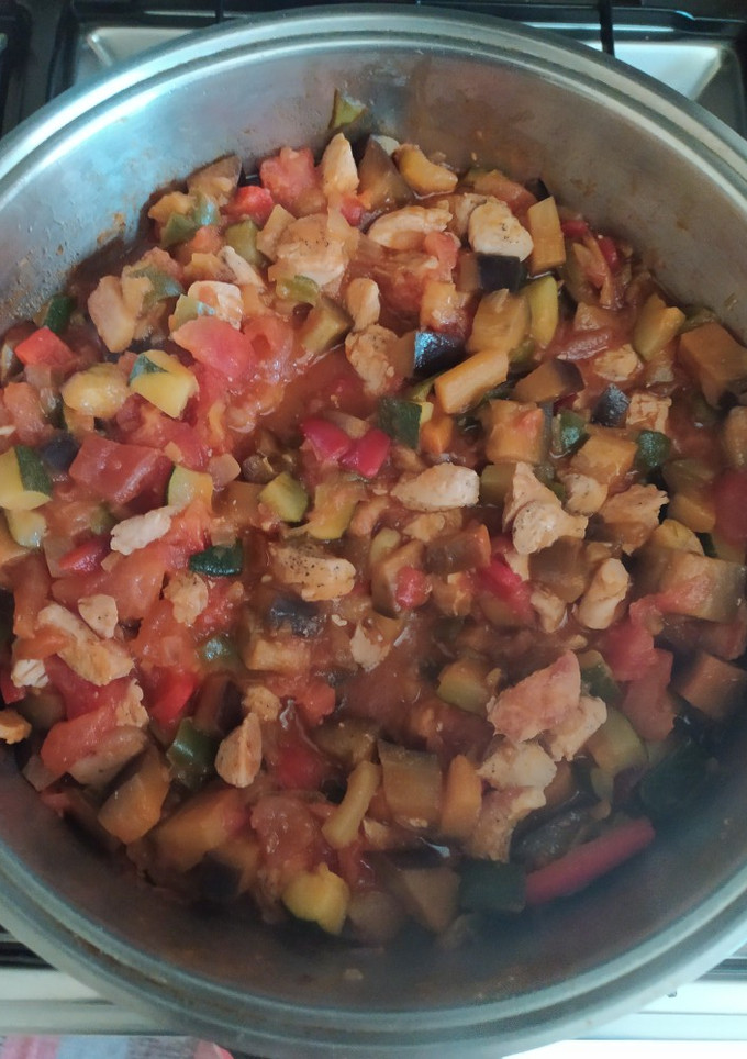 Una foto de Pisto de verduras con pavo