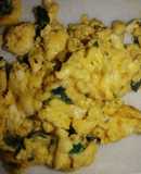 Huevo revuelto con queso, hojas de puerro y perejil