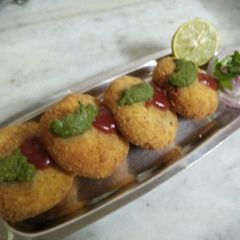 A picture of Corn cutlets served with coriander mint chutney and tomato ketch.