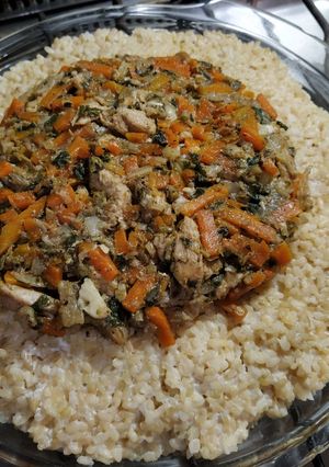 Una foto de Corona de arroz yamaní con wok de pollo y vegetales