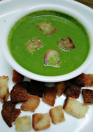 A picture of Spinach soup with croutons(Palak soup) tasty&healthy.