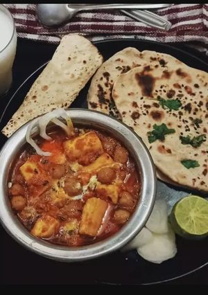 A picture of Chole Paneer masala.