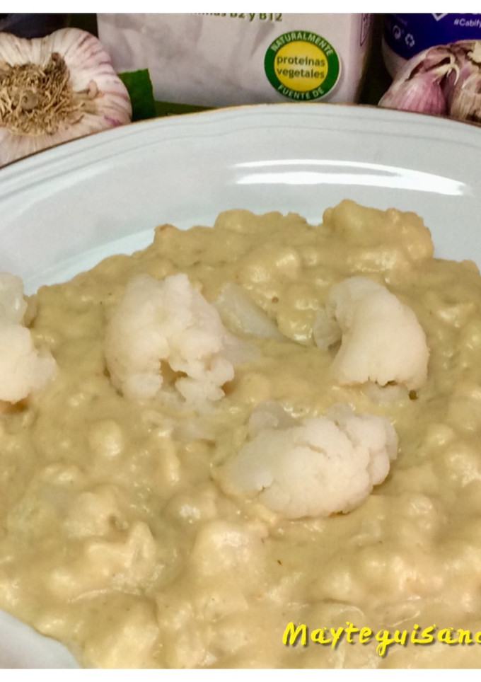 Una foto de Coliflor con bechamel de leche de soja y harina ecológica/vegana