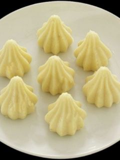 கோவா மோதகம் (Khoya modak recipe in tamil) செய்முறை முக்கிய புகைப்படம்
