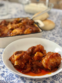 Una foto de Pollo con tomate y verduras