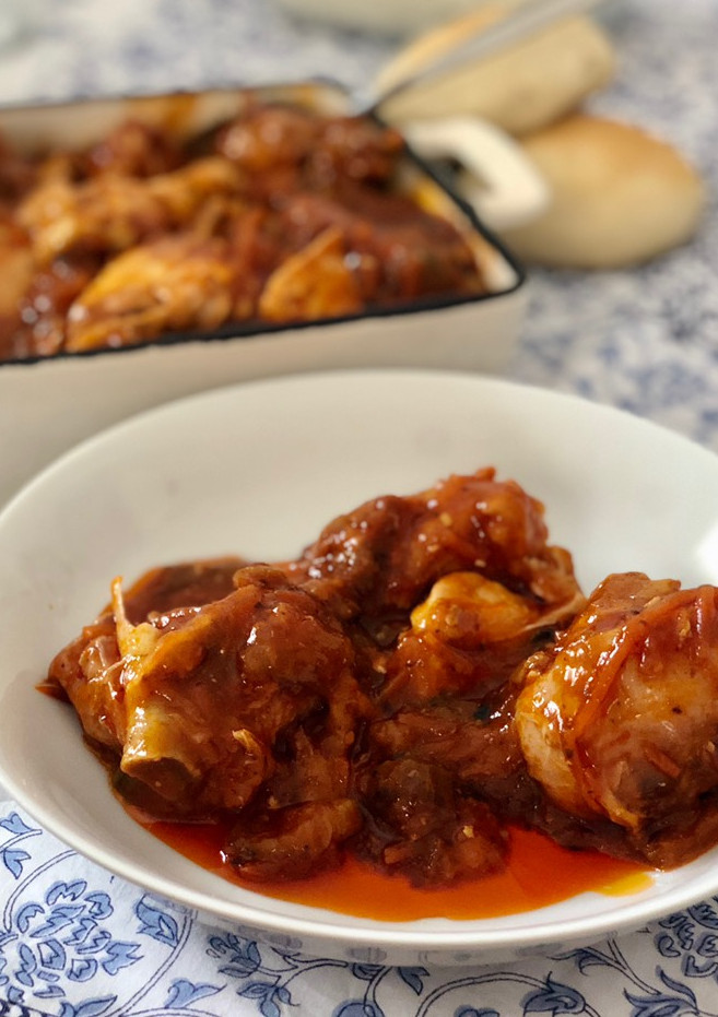 Una foto de Pollo con tomate y verduras