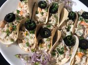 Una foto de tortillas de maíz con atún