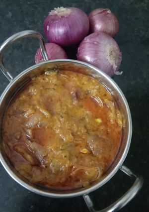 A picture of Malai Pyaj Curry.