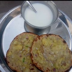 A picture of Tandoori aloo parantha with curd.
