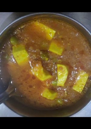 A picture of Matar paneer.
