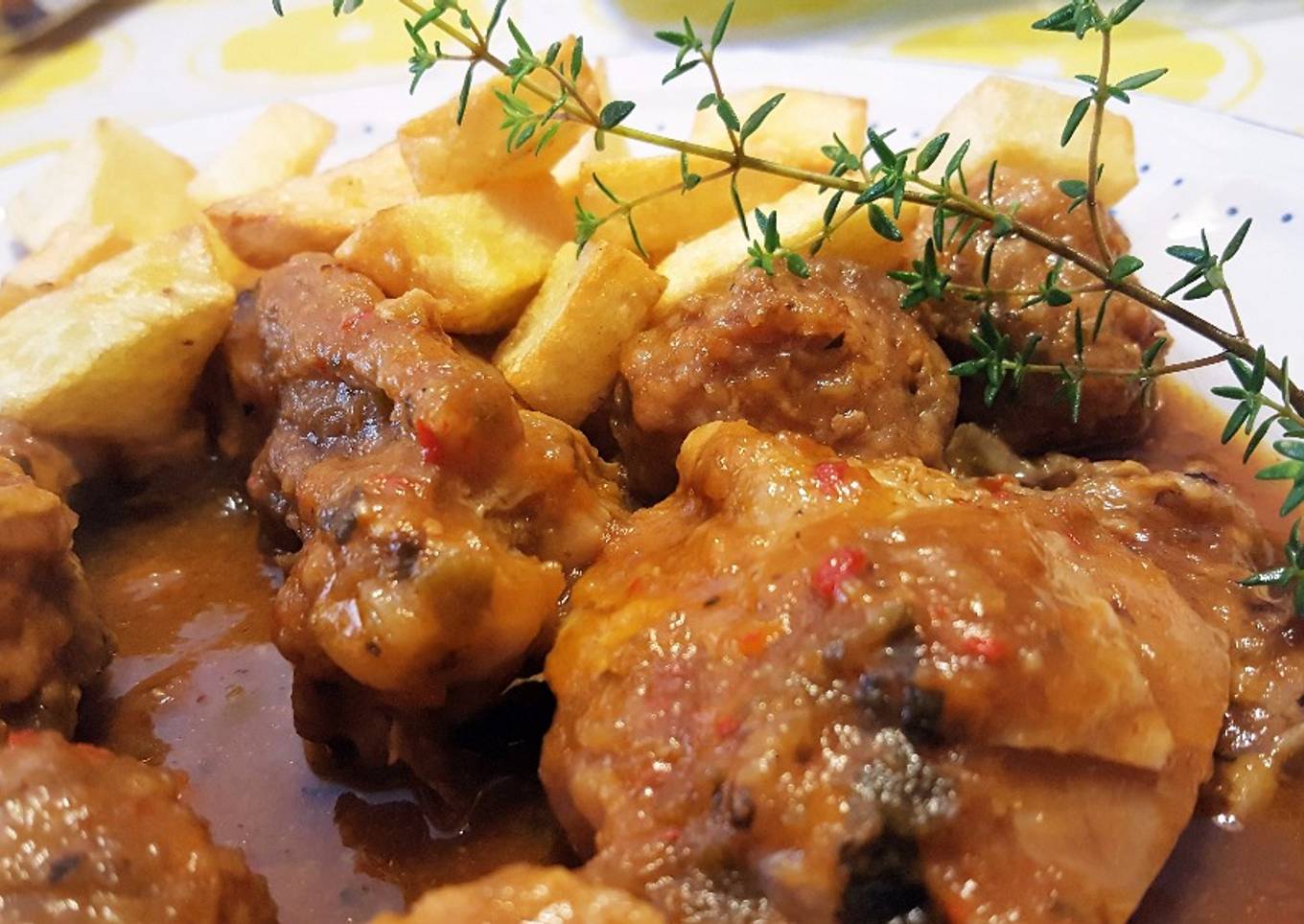 Pollo con albóndigas en salsa de hortalizas