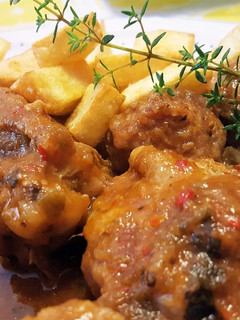 Una foto de Pollo con albóndigas en salsa de hortalizas