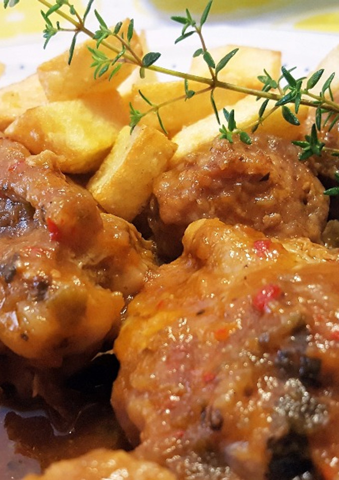 Una foto de Pollo con albóndigas en salsa de hortalizas