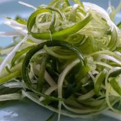 A picture of Perfect curled spring onions for garnish.