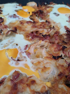 Una foto de Patatas, huevos y bacon al horno