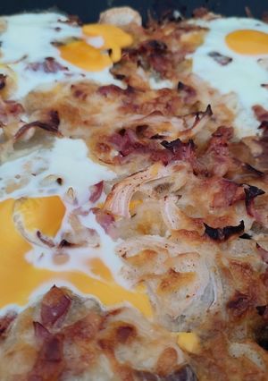 Una foto de Patatas, huevos y bacon al horno