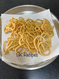 தேங்காய்ப்பால் தேன்குழல் முறுக்கு (Thengaipal thengulal murukku recipe in Tamil) செய்முறை முக்கிய புகைப்படம்