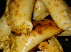 Una foto de Empanadas de humita, tomate y albahaca