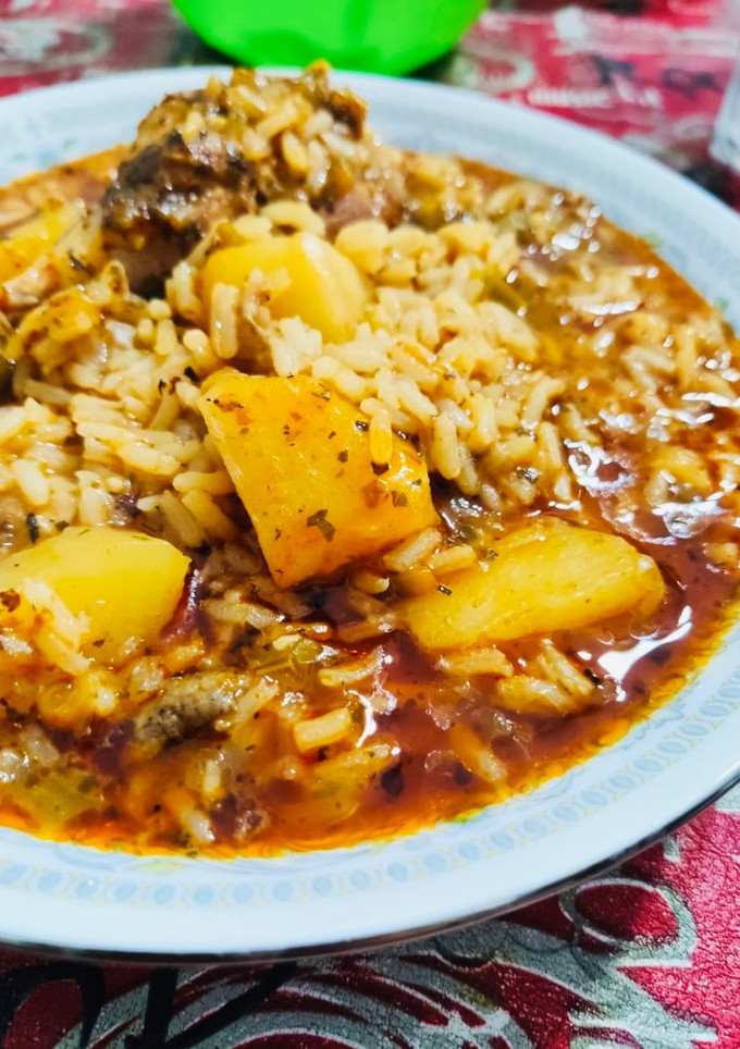 Una foto de Guiso de arroz con pata muslo 🍗 de pollo