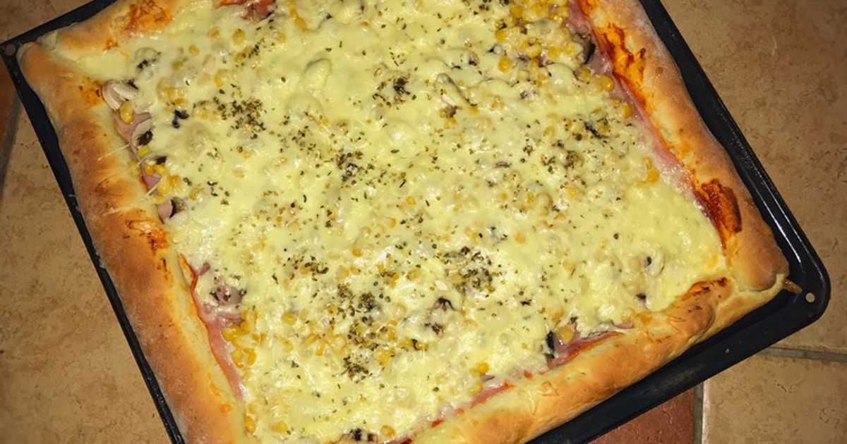 Sajttal Töltött Sonkás, Gombás, Kukoricás Pizza | Angelika Ambrus ...