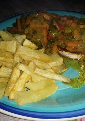 Una foto de Salmón con salteado de verduras con guarnición
