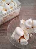Helado de crema, toffee y merenguitos