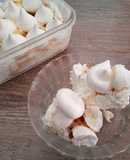 Helado de crema, toffee y merenguitos