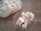 Helado de crema, toffee y merenguitos