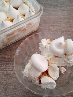 Una foto de Helado de crema, toffee y merenguitos