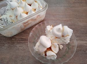 Una foto de Helado de crema, toffee y merenguitos