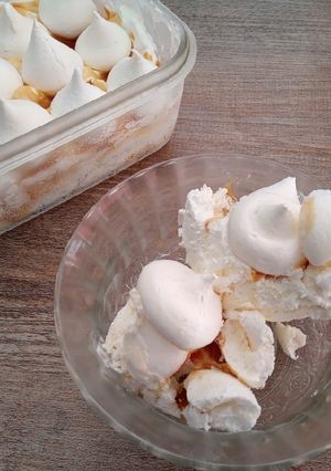 Una foto de Helado de crema, toffee y merenguitos