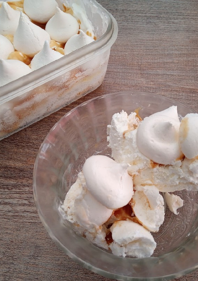 Una foto de Helado de crema, toffee y merenguitos