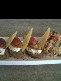Una foto de Tapas de surimi con salsa acevichada peruana