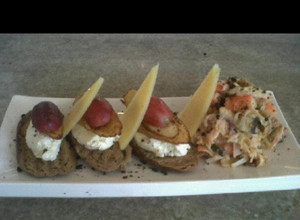 Una foto de Tapas de surimi con salsa acevichada peruana