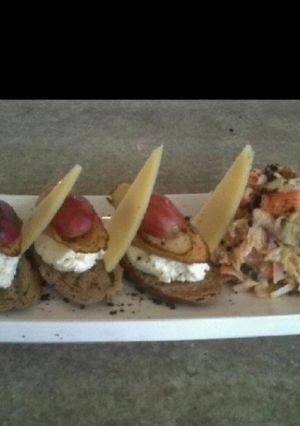Una foto de Tapas de surimi con salsa acevichada peruana