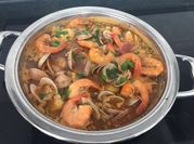 Una foto de sopa de pescado con rape