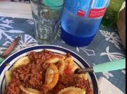 Una foto de salsa bolognesa con carne picada