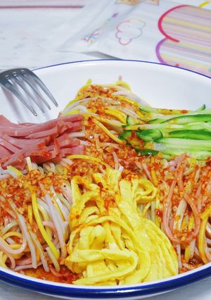 酸辣彩虹涼麵 的食譜成品照片