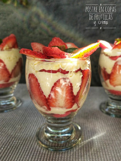 Una foto de Postre en copa de frutillas 🍓 y crema Chantilly