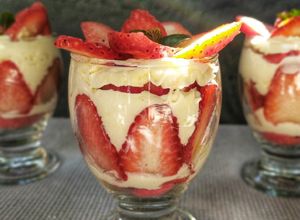 Una foto de Postre en copa de frutillas 🍓 y crema Chantilly