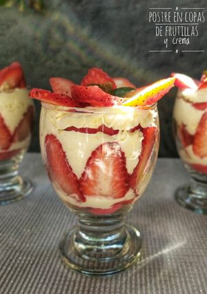 Una foto de Postre en copa de frutillas 🍓 y crema Chantilly